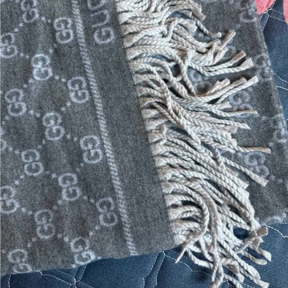 Gucci Gray and Black GG Logo Scarf - Picture 3 of 10